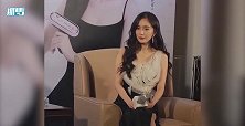 杨幂穿高开叉裙参加活动，举手投足尽显魅惑，不时拉裙子担心走光