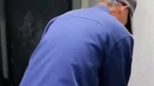 老一辈的神仙爱情，杭州70岁老人不离不弃，照顾瘫痪20多年的妻子！