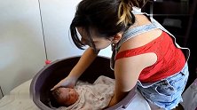 来看看国外普通家庭怎么给新生儿洗澡，和我们的比感觉很不同