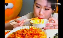 深夜食堂芝士和辣椒简直就是绝配,小姐姐吃辣了还要再吃口饭