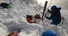 西班牙：一男子登山遇雪崩被埋，幸被队友救出