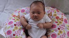 三个多月的小宝宝生气了，这委屈的小样子真招人疼