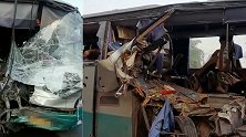 四川内宜高速大巴车追尾货车：半个车头被撞烂，现场多人受伤躺地