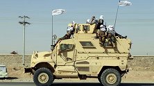 塔利班举行“大阅兵”！现场人头攒动，美式军车一眼望不到头！