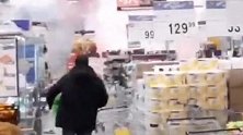 俄罗斯超市内烟花燃爆 顾客抱商品淡定走近还灭了火