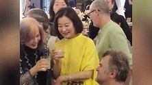 70岁林青霞出席晚宴，皱纹明显自然老去，给意大利导演庆生场面尴尬
