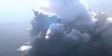 恐怖！印尼火山突然爆发上百游客正在参观 发现不对劲后拔腿就跑