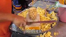 街边的水果摊贩，老板1分钟削菠萝秀刀功，游客：简直出神入化