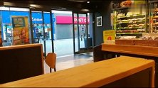 一家便利店遭了贼，一只鸟大摇大摆叼了一包食物跑了