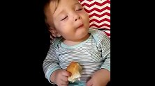 爸爸看电脑太入神，宝宝突然去偷偷拿走面包，接下来一幕把人笑翻
