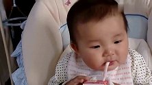 爸爸给小宝宝喝酸饮料，接下来宝宝酸的浑身直颤让爸爸笑翻了
