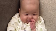 小宝宝白白嫩嫩的好漂亮啊！乖乖的小模样真惹人爱