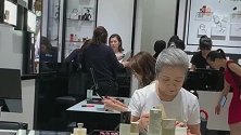 日本的香奈儿柜台，老太太80多了，还是这么的精致！