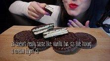 小姐姐吃甜腻腻的巧克力夹心饼干，看着就感觉超级美味啊