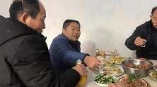 农村小伙农闲时节叫上老表一起吃饭喝酒。老土鸭炖着吃真爽