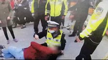 江苏泰兴：未佩戴头盔被处罚，男子抱民警大腿阻碍执法