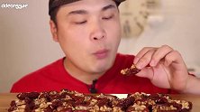 韩国胖子吃新鲜美食，看样子很美味的样子，味道好极了