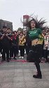 美女街头热舞秀身材，这个马甲线给满分