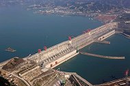 三峡大坝水位上下相差100多米，船是如何上去的？看完太佩服了