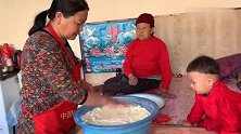 山西人爱吃面食，79岁姥娘和妈妈蒸馒头，十斤面可以蒸好多