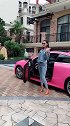 这妹子开始自导自演了，摆好支架开始自己的表演，逗乐我了