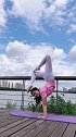 在桥边表演一字马的瑜伽老师，专业的动作确实是太精彩了！