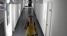 男子盗窃后对监控比剪刀手 民警：9小时后陪你故地重“演”