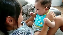 姐姐故意揉捏宝宝小胖脸，小娃立马大叫反抗：本宝宝也是有脾气的