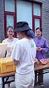 做什么都需要动脑筋，转变一下方法会有意外的收获，谁要来一杯西瓜汁呀！郑云工作室 王子傲