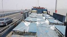 浙江宁波：货车载37吨鲍鱼快马加鞭，中途轮胎着火飞出