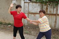 农村大妈多锄了邻居两垄蒜不承认，气的邻居指着鼻子骂，事闹大了