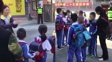 小学生未背指定书包被校长围观批判？官方：是指导学生整理轻书包