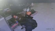 江苏镇江：男子过安检顺手牵羊，看到警察还把口罩捂严