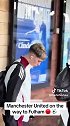客战富勒姆 曼联球员在火车站等候火车