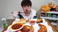 小哥吃烤鸡腿、黑豆面和汉堡包，这嘴巴真能塞