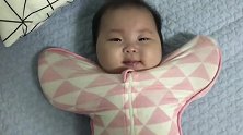 小宝宝被包住吃不到手，接下来宝宝的表情笑翻了！
