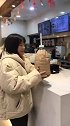 第一次见用桶装奶茶，这么大一桶莫非家里有矿，小姐姐也好漂亮