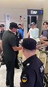球迷在机场接机申花队 为主教练斯卢茨基献上鲜花