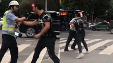 外国男子福州大街违规载人被拦停 现场撒泼推搡交警还钥匙