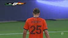 第79分钟休斯顿迪纳摩球员多尔西黄牌