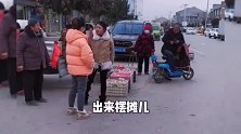 那些摆地摊的爆笑瞬间：一个比一个搞笑，我看到肚子都笑痛