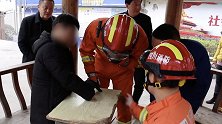 四川巴中：好奇心惹祸 “熊孩子”手指被卡书桌