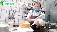 超漂亮白天鹅蛋糕，红色草莓搭配的很完美，这么漂亮舍不得吃！