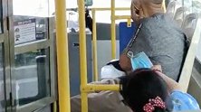 湖北十堰：耳挂坏了大爷捂着口罩坐公交，大姐的举动太暖心
