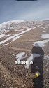 男子骑行遇暴雪困于西藏无人区，坐路边吃过期泡面时，意外被路过的军车“投喂”