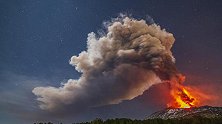 意大利埃特纳火山喷发 烟柱高达10千米