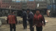 修理工身背木杆挑输液瓶工作 网友：乐观向上真汉子