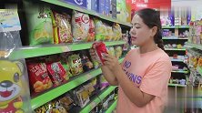 美女买东西不识字，没想老板把1元的东西当5元卖美女结局太逗了