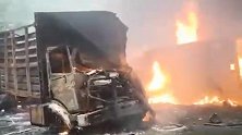 喀麦隆一大巴与载燃油货车相撞引发大火：至少53死21伤