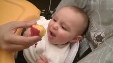 小宝宝第一次吃油桃，吃一口便欲罢不笨，一脸酸爽吃相太可爱了